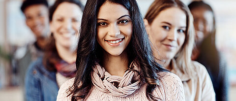 Eine Gruppe lächelnder Frauen (Foto: Peopleimages.com)