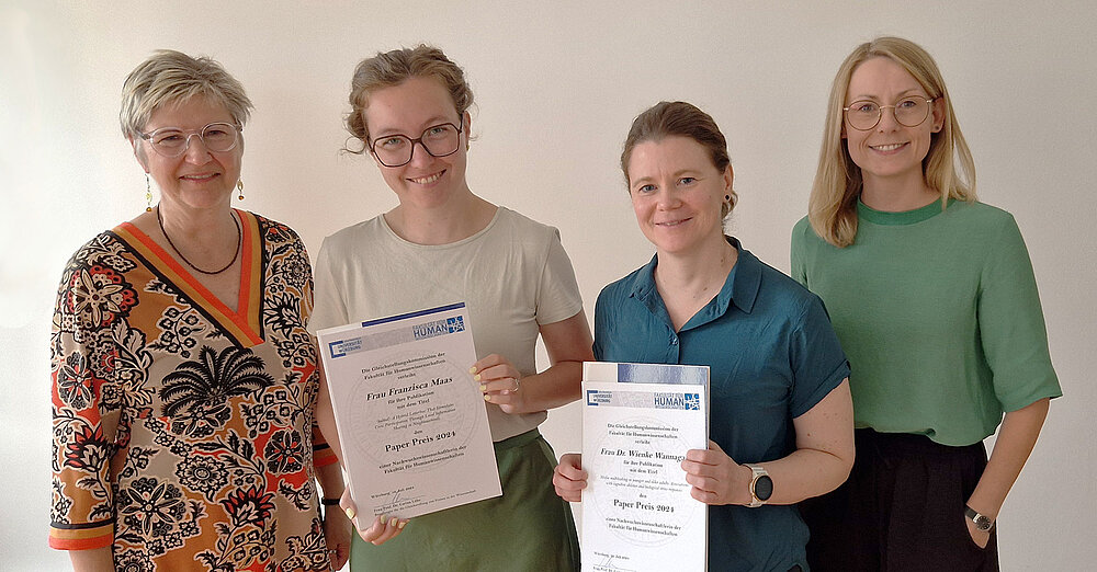 Foto der Preisverleihung mit Dekanin Prof. Dr. Andrea Kübler, den Preisträgerinnen Franzisca Maas und Dr. Wienke Wannagat, sowie der Frauenbeuaftragten Prof. Dr. Carina Lüke (Foto: Fakultät für Humanwissenschaften) 
