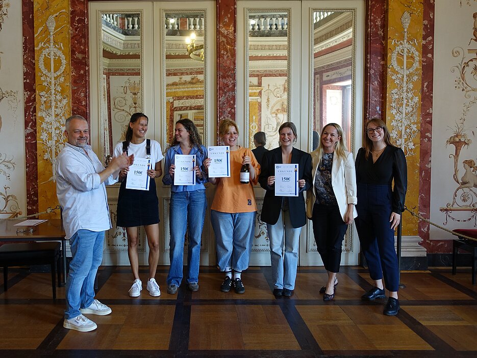 Die Erstplatzierten mit Prof. Dr. Frank Schwab, den Preisträgerinnen Sydney Madlangbayan, Vera Sauer, Josephine Volk und Eline Weidenmann und den Vertreterinnen der Carl Zeiss AG Judith Walter und Evelin Medel