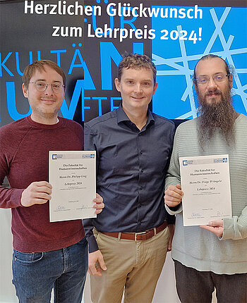 Preisträger 2024 Dr. Philipp Gieg, Dr. Diego D’Angelo & Studiendekan Prof. Dr. Billy Sperlich (Fotomontage: Fakultät für Humanwissenschaften)