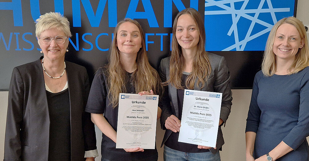Picture of the award ceremonie with Dean Prof. Dr. Andrea Kübler, the Awardees Dr. Maria Pfeiffer and Nea Solander, as well the Women’s Representative, Prof. Dr. Carina Lüke (Picture: Faculty of Human Sciences) - Picture of the award ceremonie with Dean Prof. Dr. Andrea Kübler, the Awardees Dr. Maria Pfeiffer and Nea Solander, as well the Women’s Representative, Prof. Dr. Carina Lüke (Picture: Faculty of Human Sciences) Picture of the award ceremonie with Dean Prof. Dr. Andrea Kübler, the Awardees Dr. Maria Pfeiffer and Nea Solander, as well the Women’s Representative, Prof. Dr. Carina Lüke (Picture: Faculty of Human Sciences)