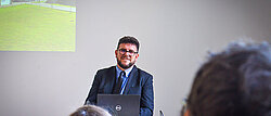 Dr. Antônio Inácio Andrioli während des Vortrags (Foto: Professur für Sozialwissenschaftliche Nachhaltigkeitsforschung)